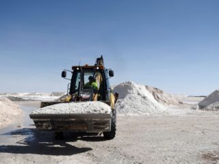 Litio: acción y precios se disparan ante cierre de mina en China