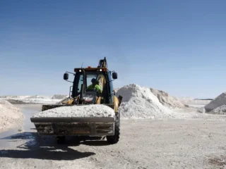 Litio: acción y precios se disparan ante cierre de mina en China
