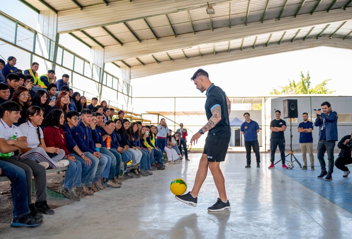 Liceo de Pica recibió la visita de Deportes Iquique para conmemorar la Semana de la Educación Técnico Profesional Liceo de Pica recibió la visita de Deportes Iquique para conmemorar la Semana de la Educación Técnico Profesional