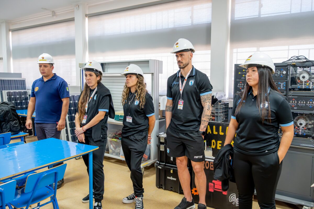 Liceo de Pica recibió la visita de Deportes Iquique para conmemorar la Semana de la Educación Técnico Profesional Liceo de Pica recibió la visita de Deportes Iquique para conmemorar la Semana de la Educación Técnico Profesional