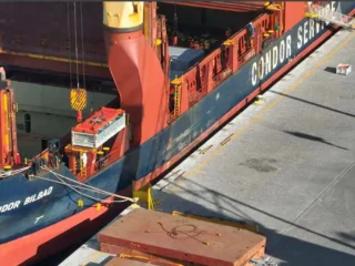 Puerto de Coquimbo recibe al buque Cóndor Bilbao con carga clave para minería y tecnología
