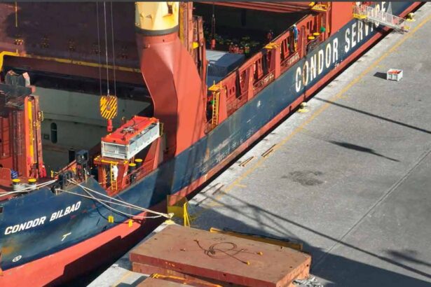 Puerto de Coquimbo recibe al buque Cóndor Bilbao con carga clave para minería y tecnología