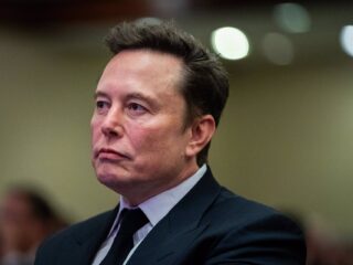 Elon Musk demanda a Apple y OpenAI: acusa alianza anticompetitiva que excluye a su chatbot Grok