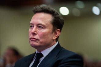 Elon Musk demanda a Apple y OpenAI: acusa alianza anticompetitiva que excluye a su chatbot Grok