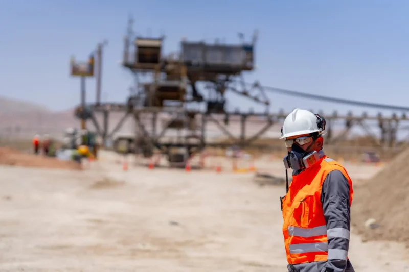 Codelco abre 42 vacantes con turnos 4x3, 4x4 y 7x7 en cinco regiones: revisa aquí los cargos y requisitos
