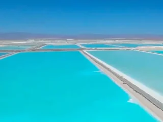 SQM vuelve a utilidades en 2025 con impulso del yodo y avances en litio internacional