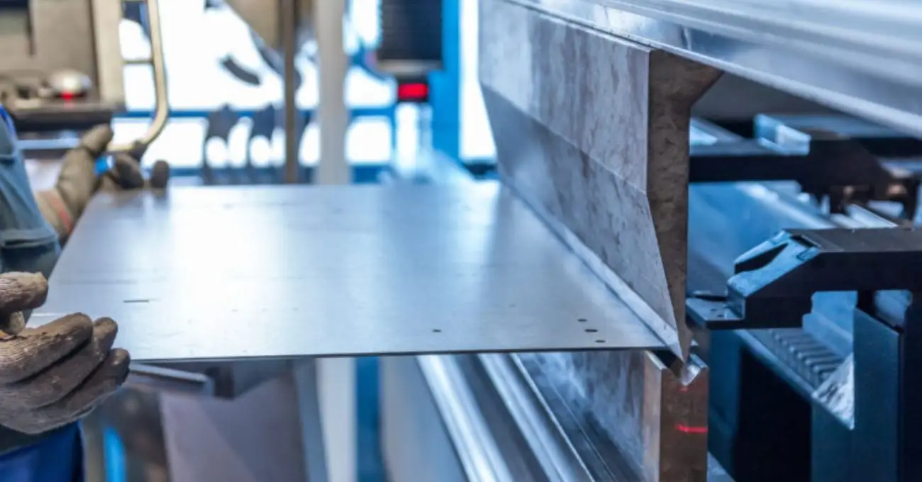 China anuncia plan para contrarrestar exceso de producción de acero