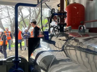 Exitoso pilotaje de caldera híbrida en Chile acerca a descarbonización industrial.