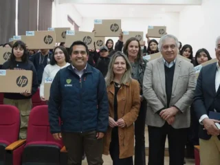 Lundin Mining entregó computadores a estudiantes del Programa PACE de la Universidad de Atacama