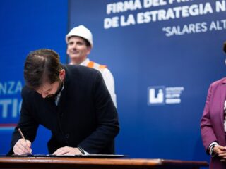 Boric: “El litio debe construirse con las comunidades” en la firma del primer CEOL