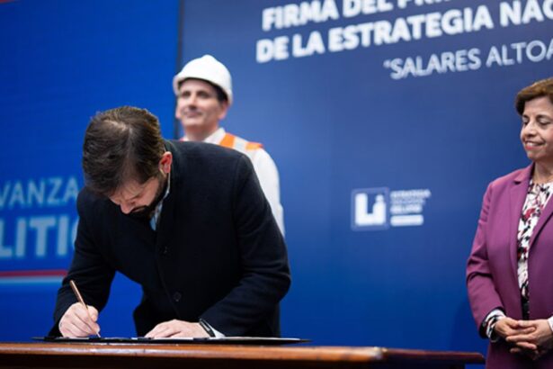 Boric: “El litio debe construirse con las comunidades” en la firma del primer CEOL