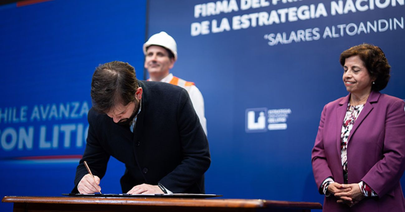 Boric: “El litio debe construirse con las comunidades” en la firma del primer CEOL
