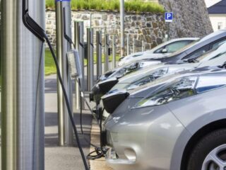 Exxon desarrolla nuevo grafito que promete extender la vida útil de las baterías de vehículos eléctricos