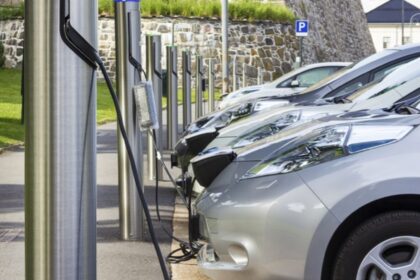 Exxon desarrolla nuevo grafito que promete extender la vida útil de las baterías de vehículos eléctricos