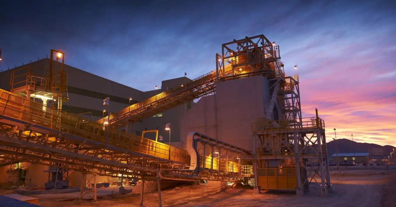  Vista aérea de una gran operación minera de cobre a cielo abierto de BHP en Estados Unidos, posiblemente Resolution Copper.