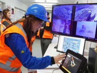 Jóvenes del Liceo Cesáreo Aguirre Goyenechea conocen minería del futuro