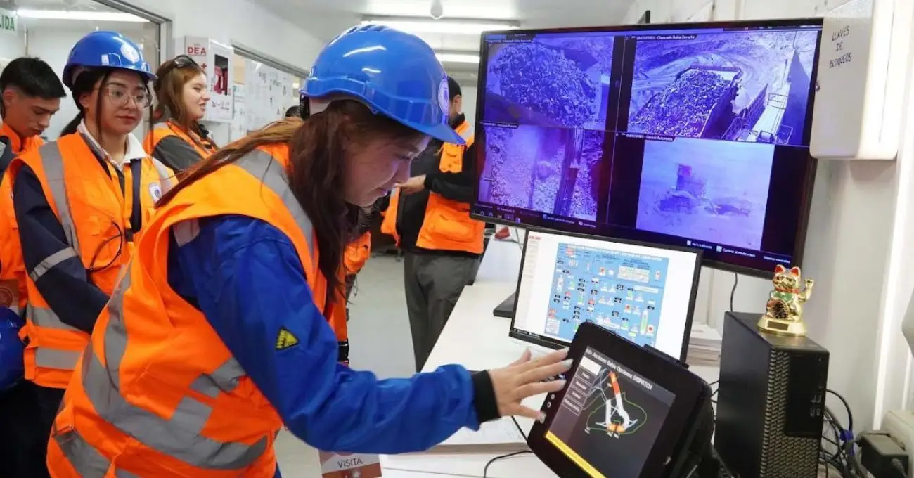 Jóvenes del Liceo Cesáreo Aguirre Goyenechea conocen minería del futuro Jóvenes del Liceo Cesáreo Aguirre Goyenechea conocen minería del futuro