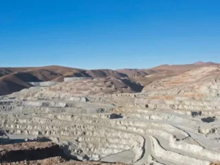Collahuasi en baja: Ganancias caen un 63%, Quebrada Blanca reduce pérdidas