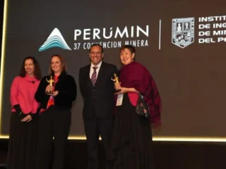 Embajadora de Australia y exembajador de Canadá fueron reconocidos en PERUMIN 37