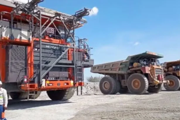 Exitoso camión volquete eléctrico de Hitachi: pruebas revolucionarias en mina chilena.