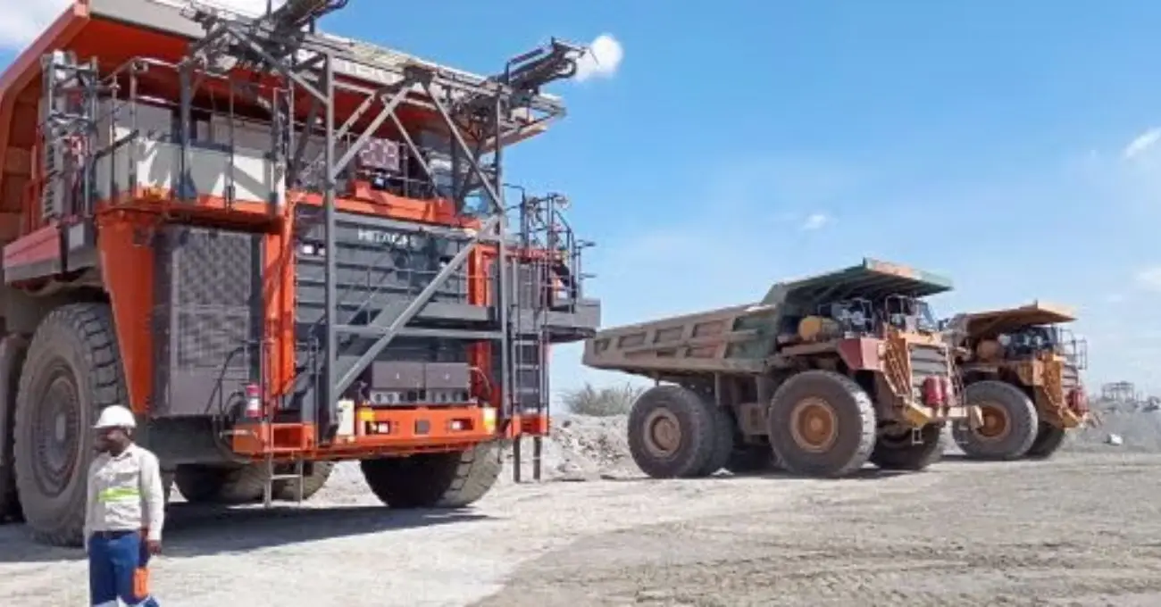 Exitoso camión volquete eléctrico de Hitachi: pruebas revolucionarias en mina chilena.