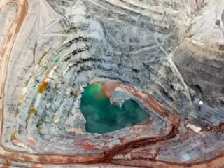 Anglo y Teck esperan aprobación de accionistas y de Canadá para su fusión, pero mantienen cautela frente a China