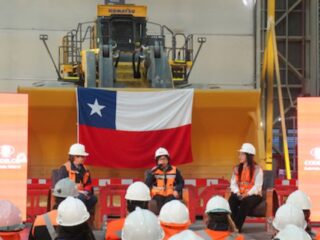 Más de cien mujeres de Gabriela Mistral compartieron en conversatorio con Ministra de Minería