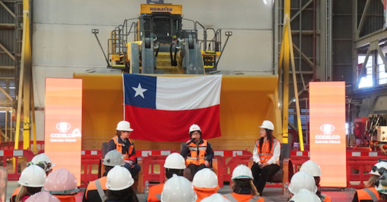 Más de cien mujeres de Gabriela Mistral compartieron en conversatorio con Ministra de Minería