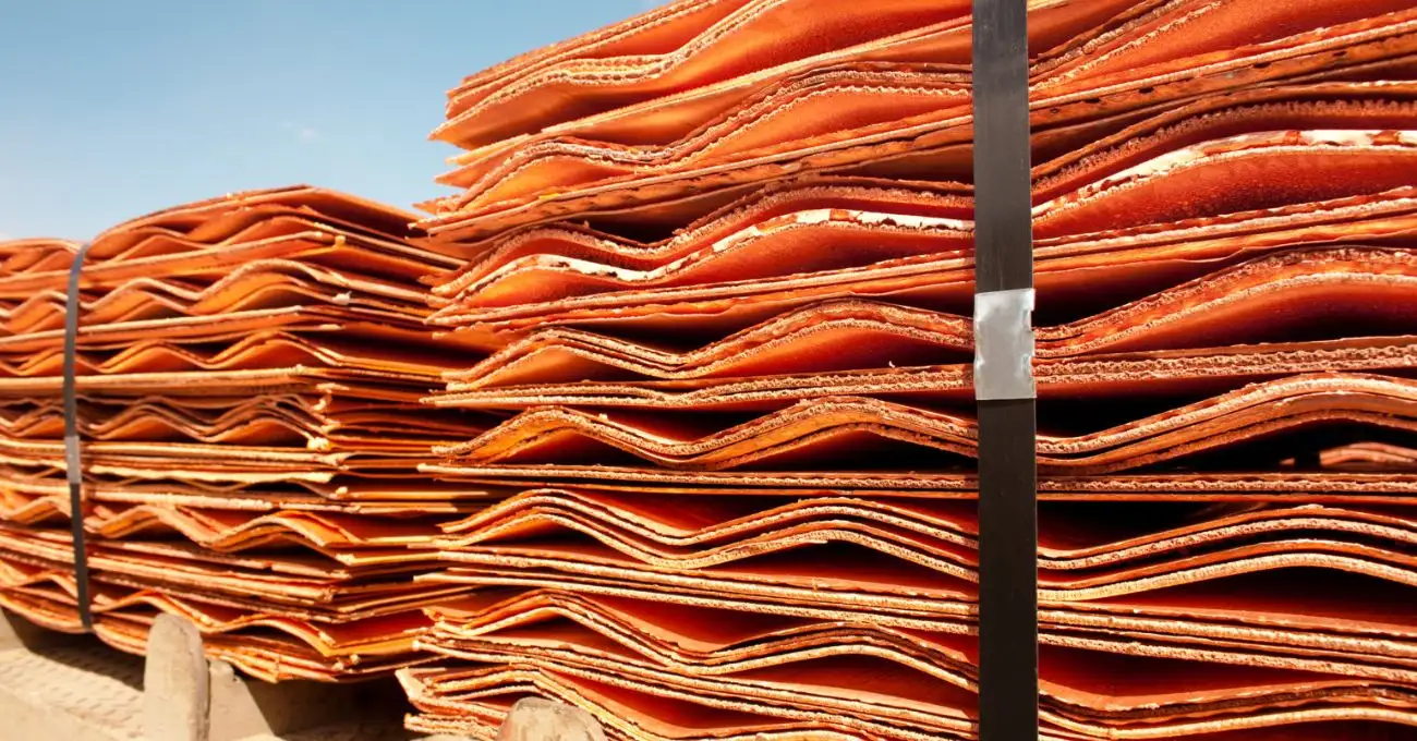 Cobre sube por problemas en oferta minera: ritmo alcista persiste en septiembre.