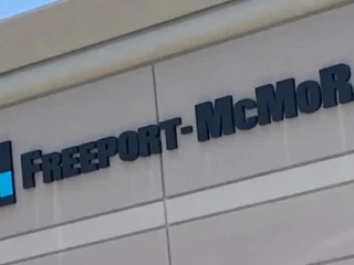 Acciones de Freeport caen casi un 6% tras suspensión por accidente que dejó a siete trabajadores atrapados