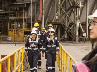 Minería chilena suma más mujeres a sus operaciones y cargos de decisión