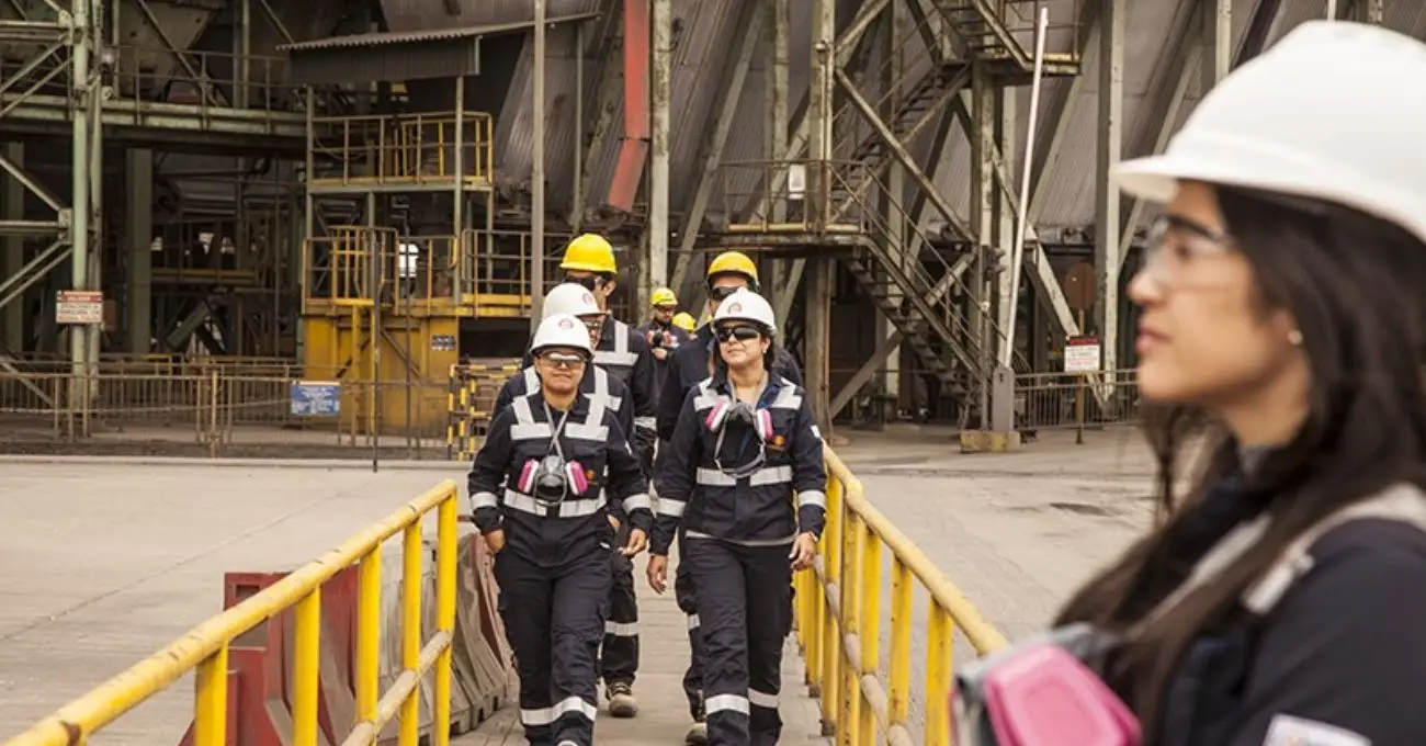 Minería chilena suma más mujeres a sus operaciones y cargos de decisión