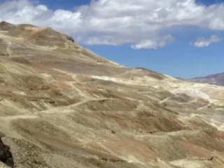 Hochschild vende filial Tiernan Gold al canadiense Railtown Capital: Fusión estratégica.