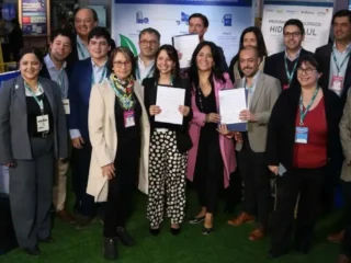 Primer bus de hidrógeno verde en Santiago revoluciona transporte público.