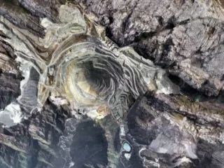 Mineros desaparecidos en mina Grasberg tras deslizamiento: operaciones suspendidas