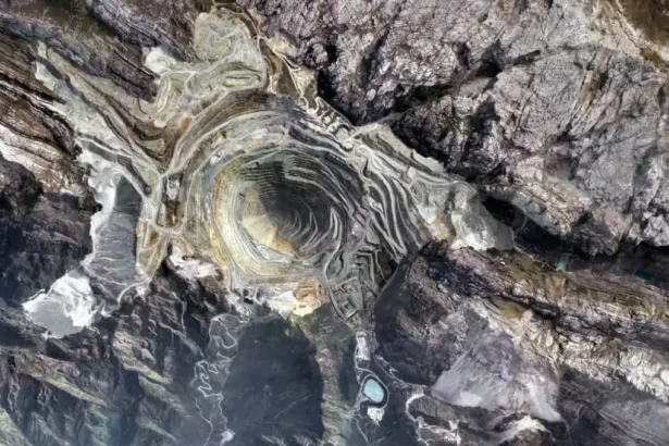 Mineros desaparecidos en mina Grasberg tras deslizamiento: operaciones suspendidas