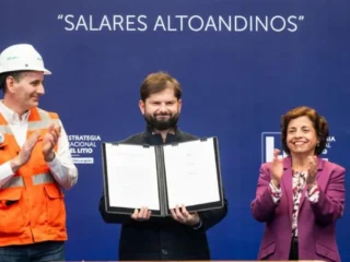 Firman histórico contrato de litio en salares andinos: ENAMI y Gobierno celebran acuerdo.