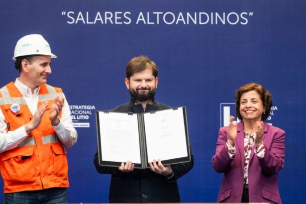 Firman histórico contrato de litio en salares andinos: ENAMI y Gobierno celebran acuerdo.