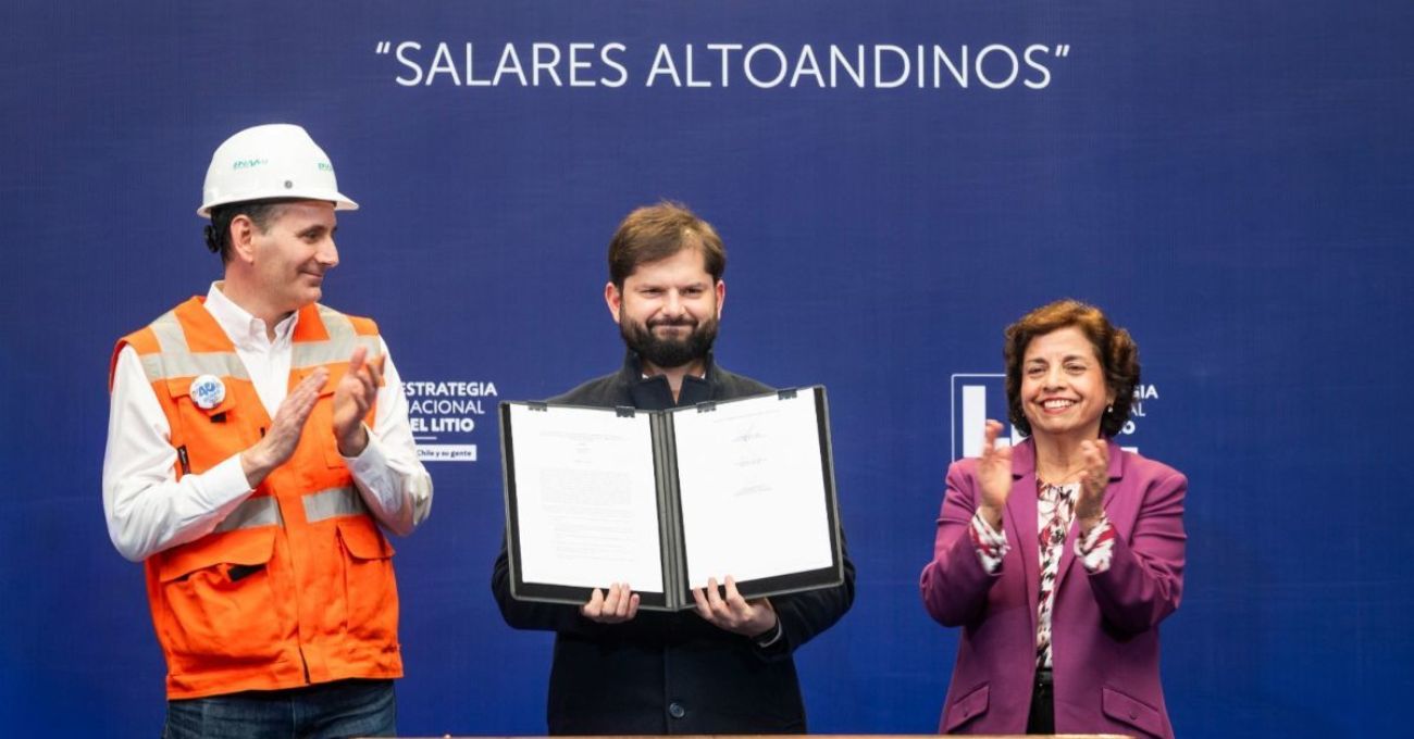 Firman histórico contrato de litio en salares andinos: ENAMI y Gobierno celebran acuerdo.