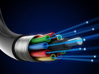 Internet del futuro: fibra hueca extiende señal hasta 33 km y soporta redes cuánticas
