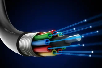 Internet del futuro: fibra hueca extiende señal hasta 33 km y soporta redes cuánticas