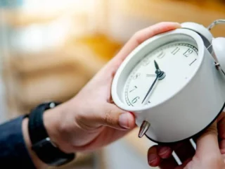 Recuerda esta noche debes adelantar tu reloj por el inicio del horario de verano en Chile