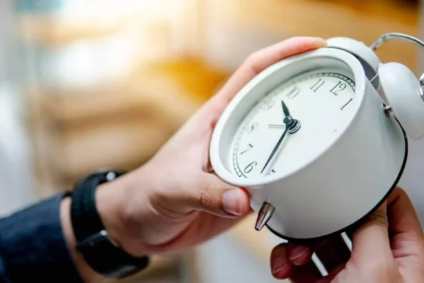 Recuerda esta noche debes adelantar tu reloj por el inicio del horario de verano en Chile