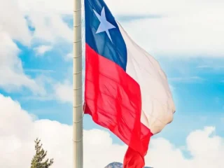 Izar la bandera en Fiestas Patrias: lo que dice la ley y cómo evitar multas