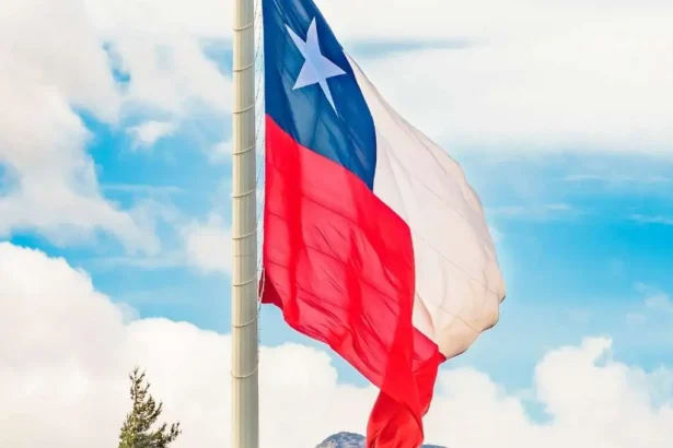 Izar la bandera en Fiestas Patrias: lo que dice la ley y cómo evitar multas