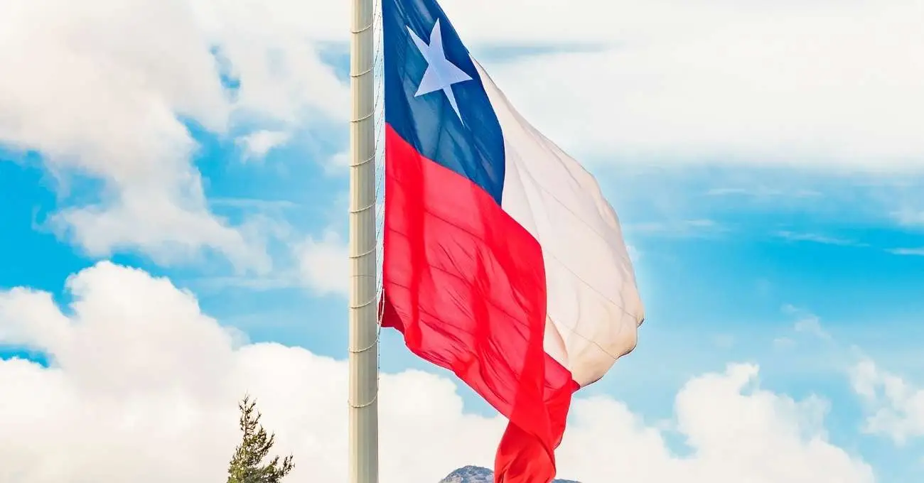Izar la bandera en Fiestas Patrias: lo que dice la ley y cómo evitar multas