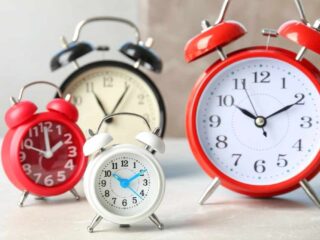 Este sábado se cambia la hora en Chile: ¿Se atrasan o adelantan los relojes?