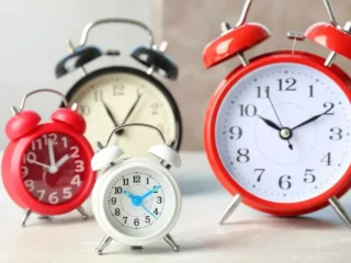 Este sábado se cambia la hora en Chile: ¿Se atrasan o adelantan los relojes?