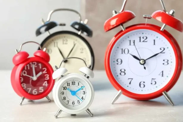 Este sábado se cambia la hora en Chile: ¿Se atrasan o adelantan los relojes?