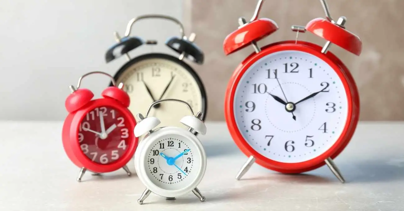 Este sábado se cambia la hora en Chile: ¿Se atrasan o adelantan los relojes?